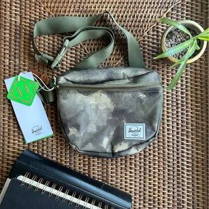 BNWT Herschel Settlement Pack 2L